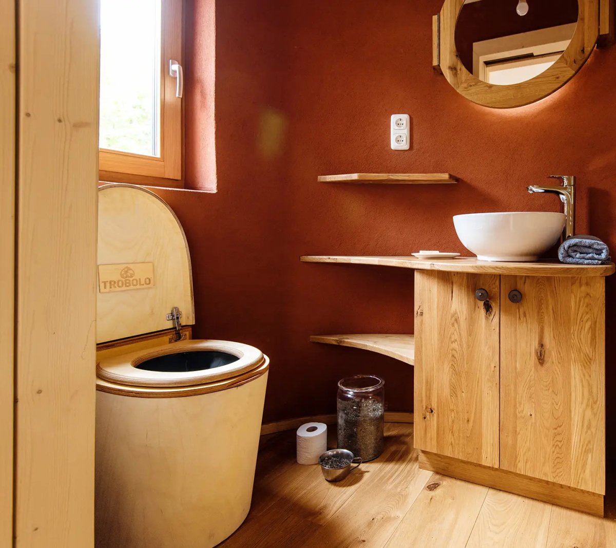  - Toilettes sèches fixes en bois évacuation urines extérieur et ventilation - TinyBloem - Lowreka